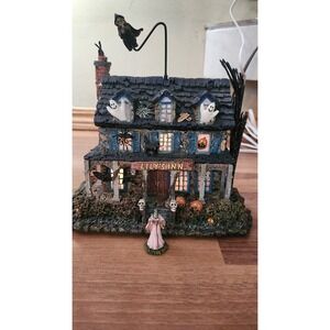 Hawthorne Village LILY'S INN THE MUNSTERS HALLOWEEN VILLAGE No. B1401